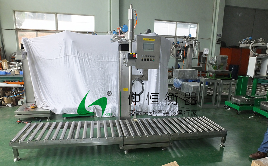 液體自動(dòng)灌裝機(jī)3