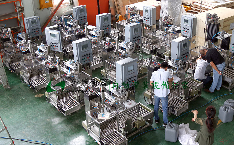 25kg自動液體灌裝機(jī)2